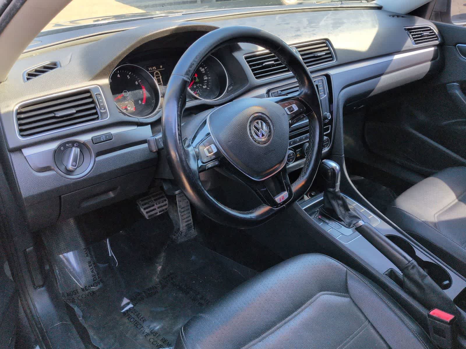 Used 2018 Volkswagen Passat 2.0T R-Line w/ R-Line Lighting Package FWD image 10