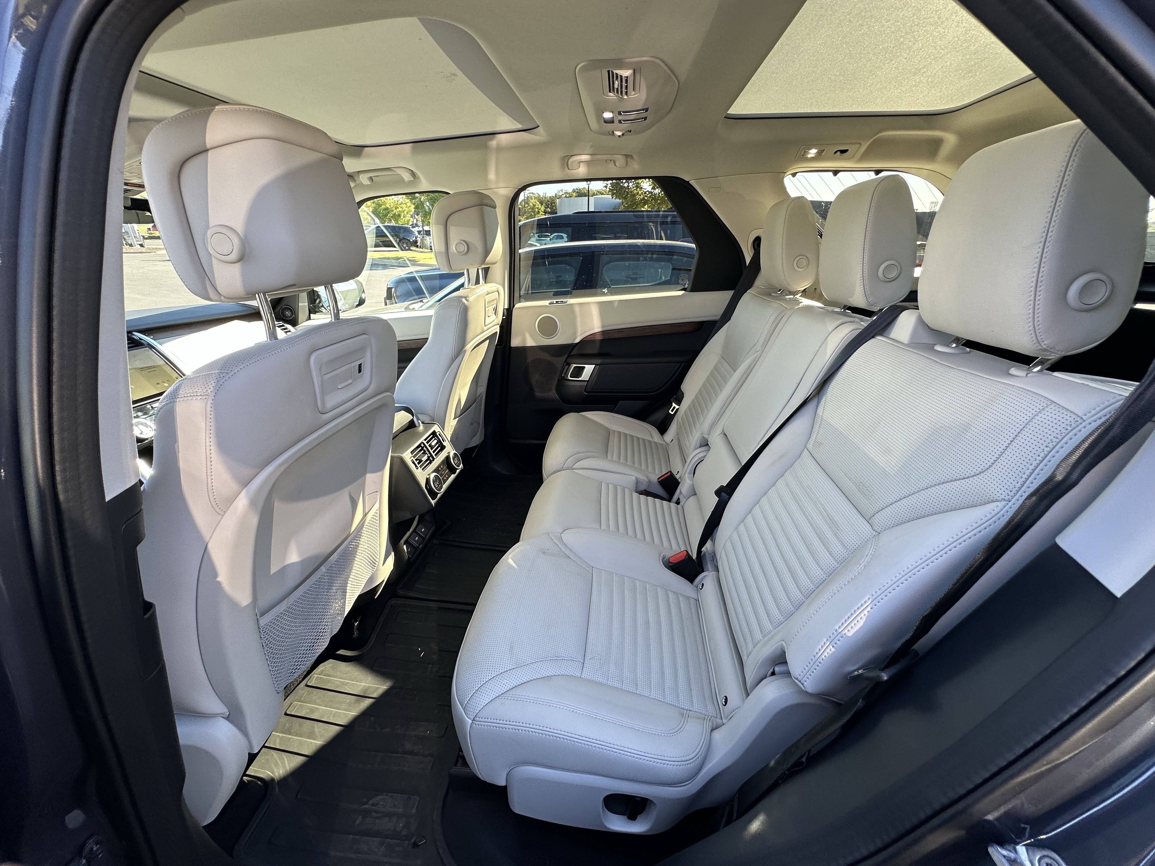 Used 2024 Land Rover Discovery S AWD/4WD image 31