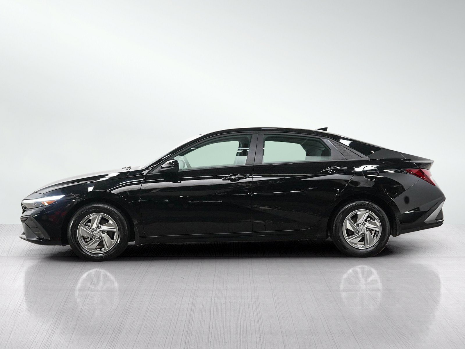 Used 2026 Hyundai Elantra SE FWD image 2