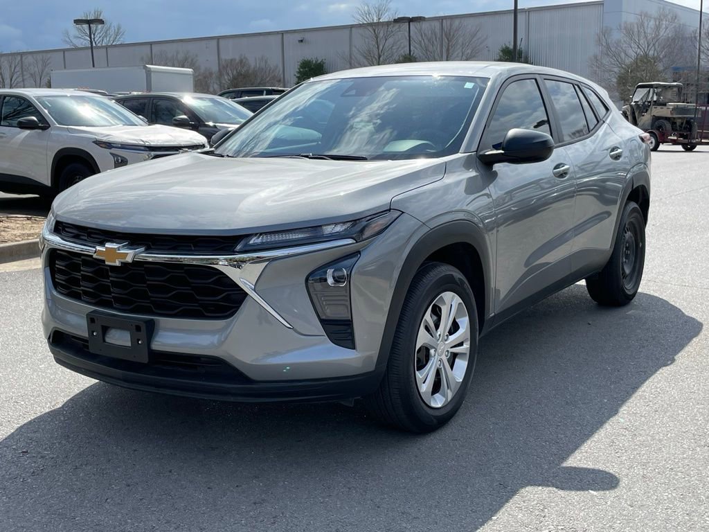 Used 2025 Chevrolet Trax LS image 3