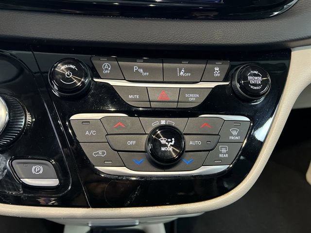 Used 2023 Chrysler Pacifica Touring-L FWD image 17
