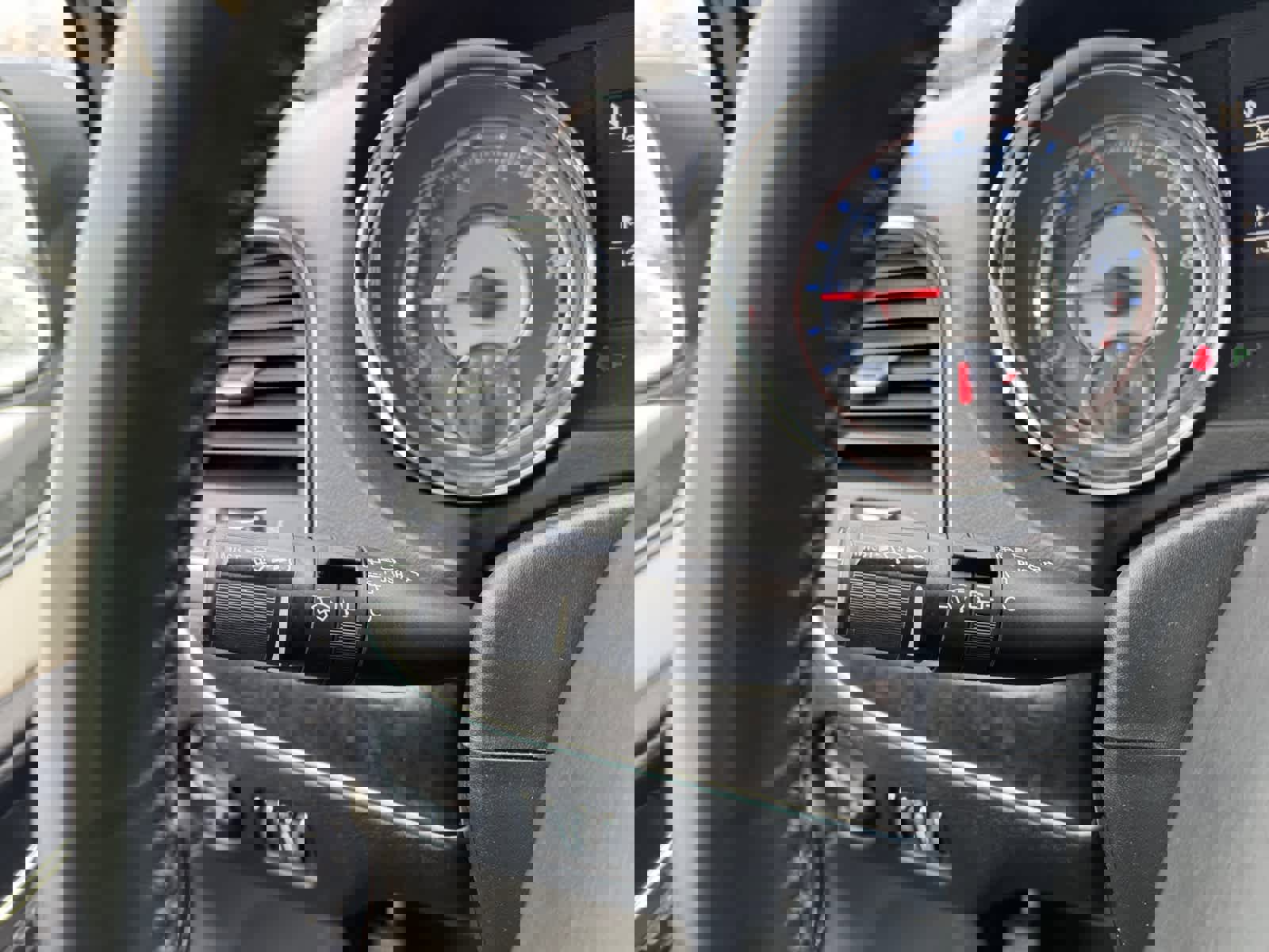 Used 2015 Chrysler Town & Country Touring-L image 26