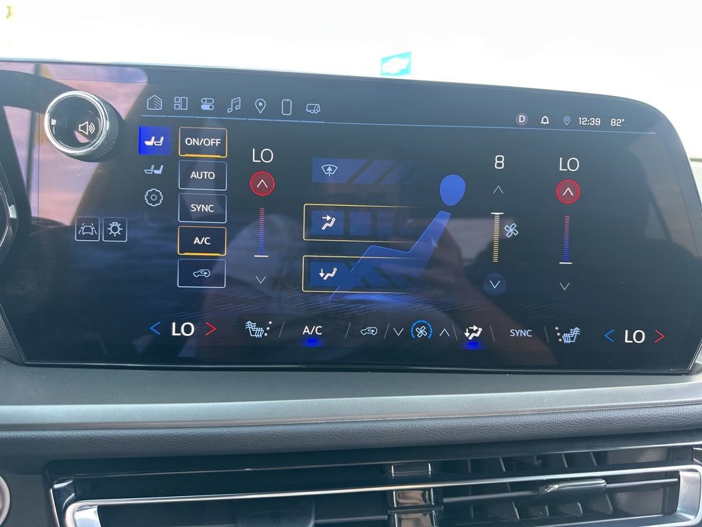 Used 2025 Chevrolet Traverse LT w/ Midnight/Sport Edition image 39