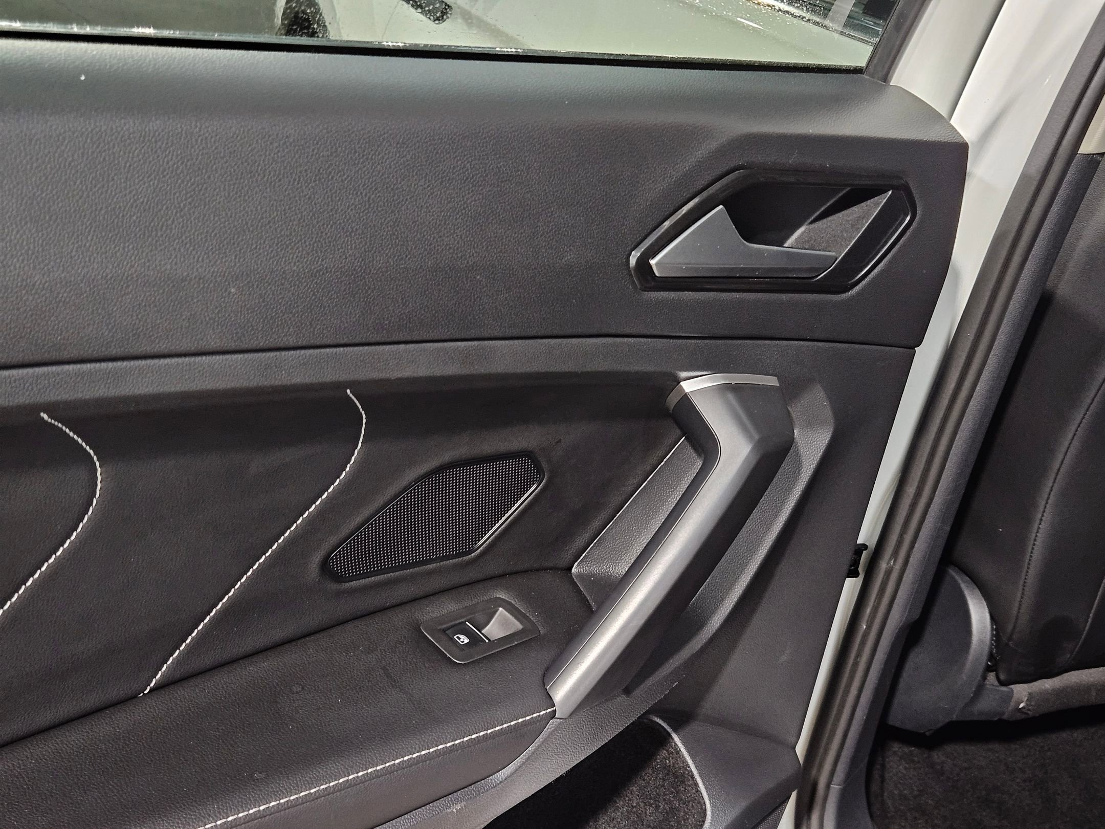 Used 2024 Volkswagen Tiguan SE image 34