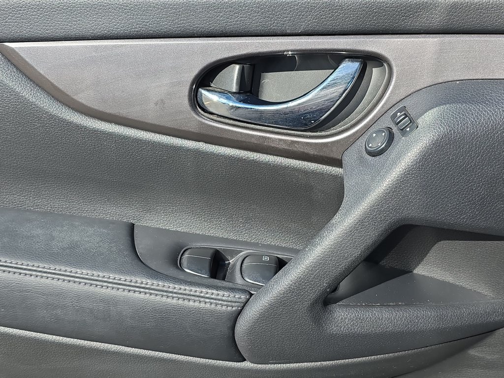 Used 2014 Nissan Rogue SV FWD image 33