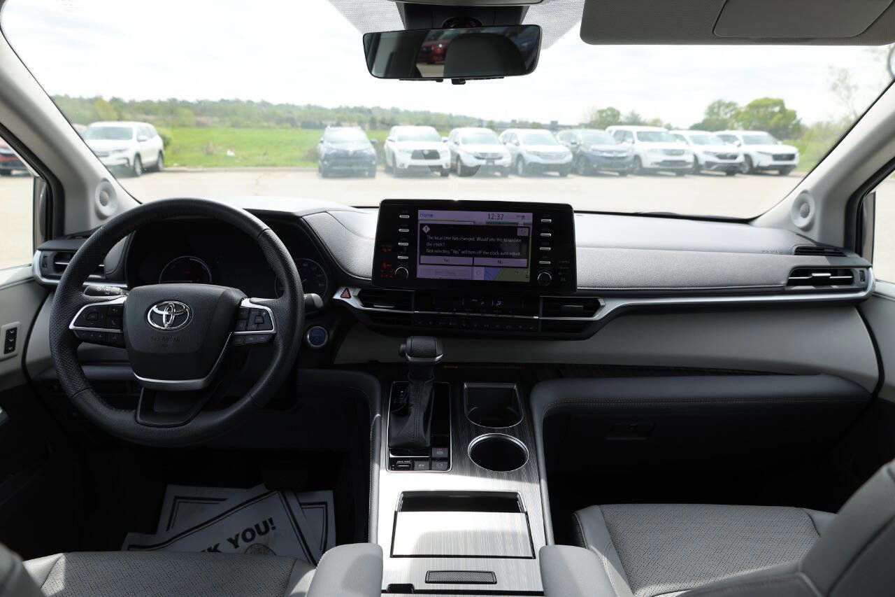 Used 2024 Toyota Sienna Limited AWD/4WD image 14