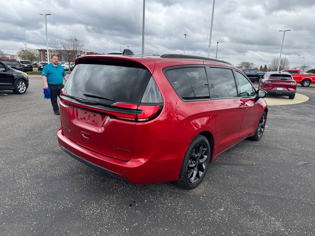 Used 2025 Chrysler Pacifica Limited FWD image 3