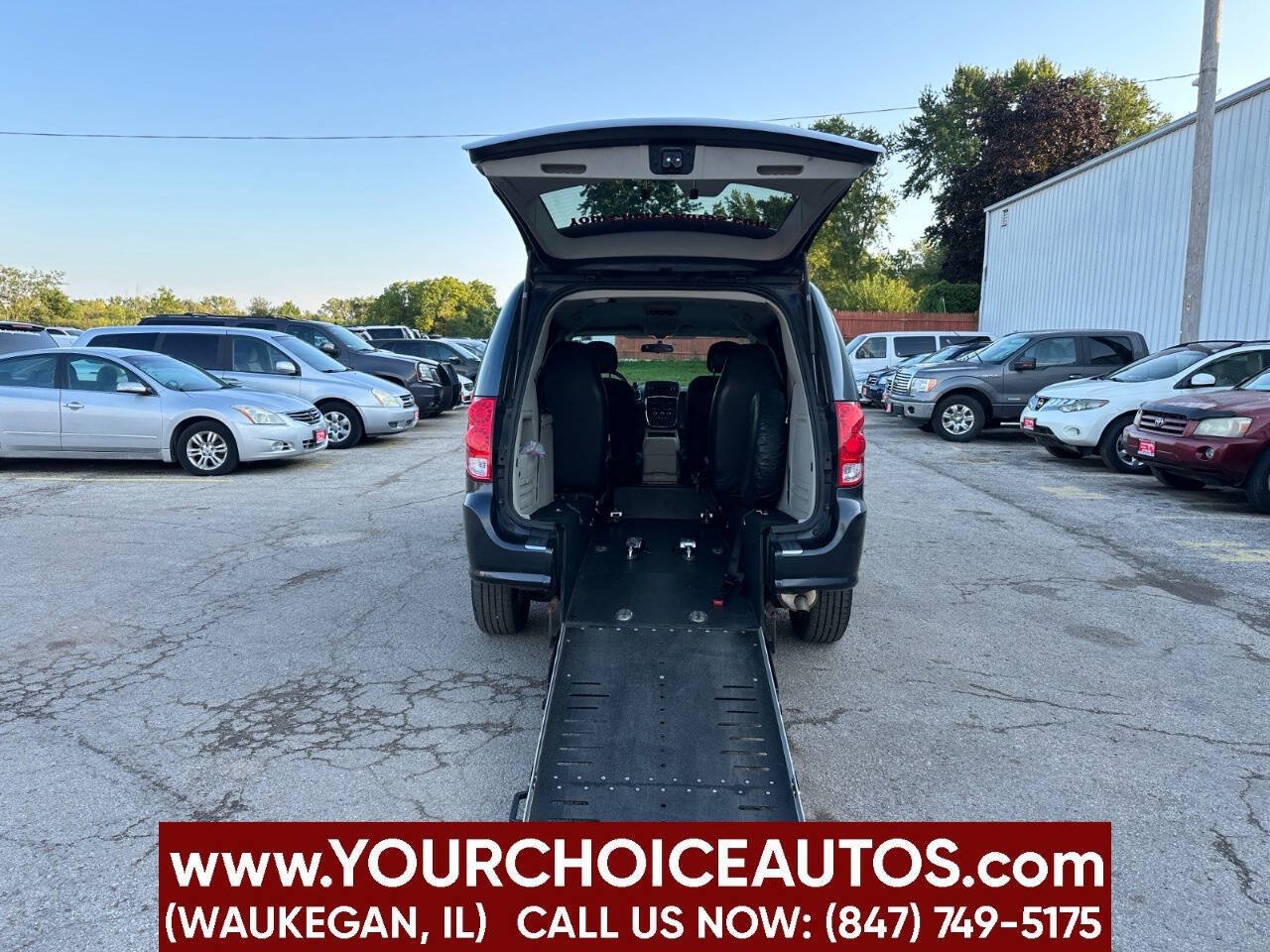 Used 2013 Dodge Grand Caravan SXT FWD image 1