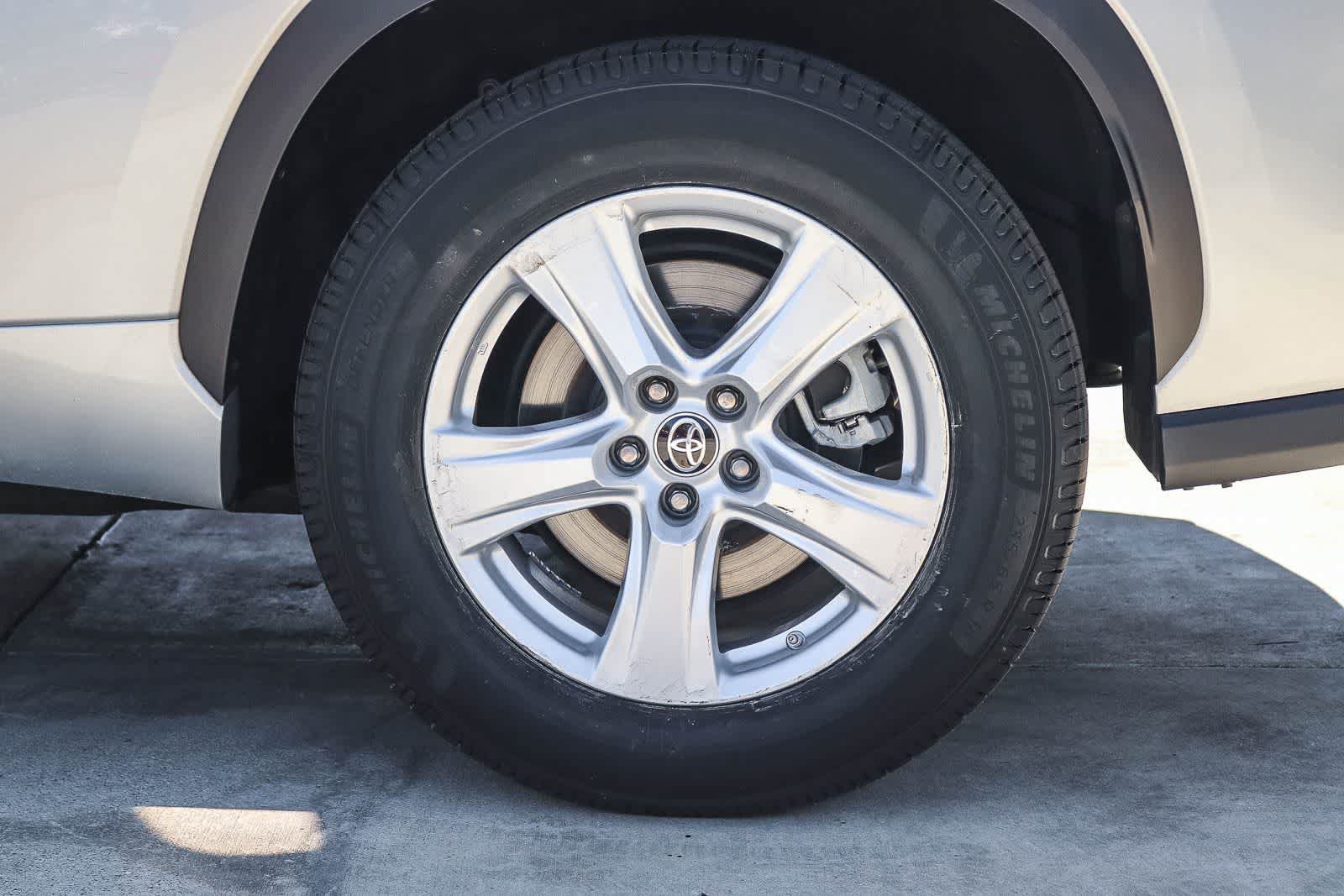 Used 2021 Toyota Highlander L FWD image 6