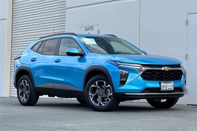 Used 2025 Chevrolet Trax LT w/ Driver Confidence Package image 2