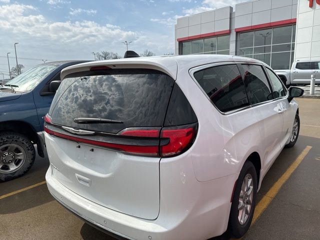 Used 2024 Chrysler Pacifica Touring-L image 18