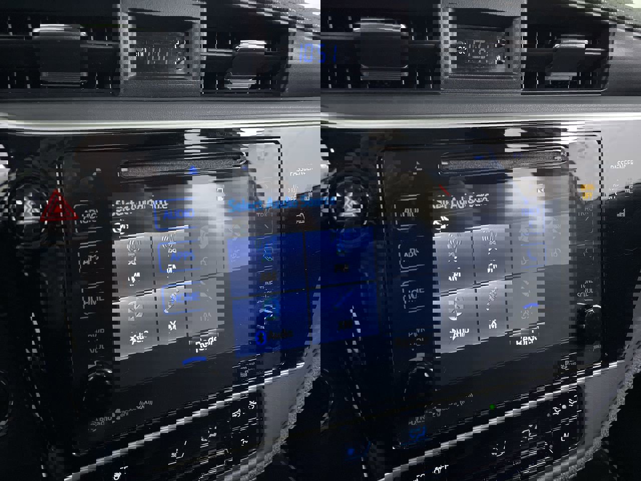 Used 2017 Toyota Corolla XSE image 15