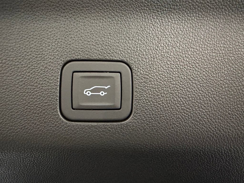 New 2026 GMC Yukon Denali Ultimate w/ LPO, Floor Liner Package AWD/4WD image 8