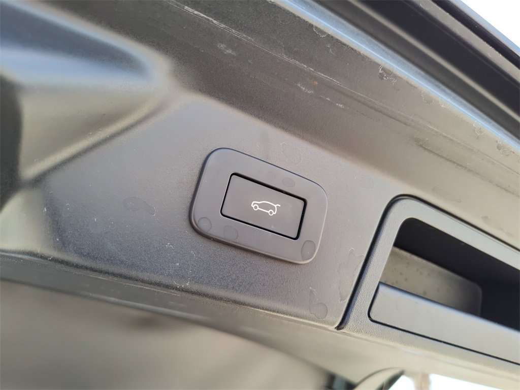 Used 2025 Land Rover Range Rover Velar Dynamic SE image 9