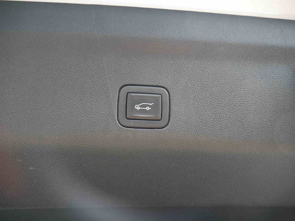 Used 2024 GMC Yukon XL Denali AWD/4WD image 11