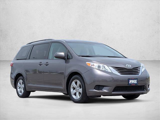 Used 2017 Toyota Sienna LE image 3