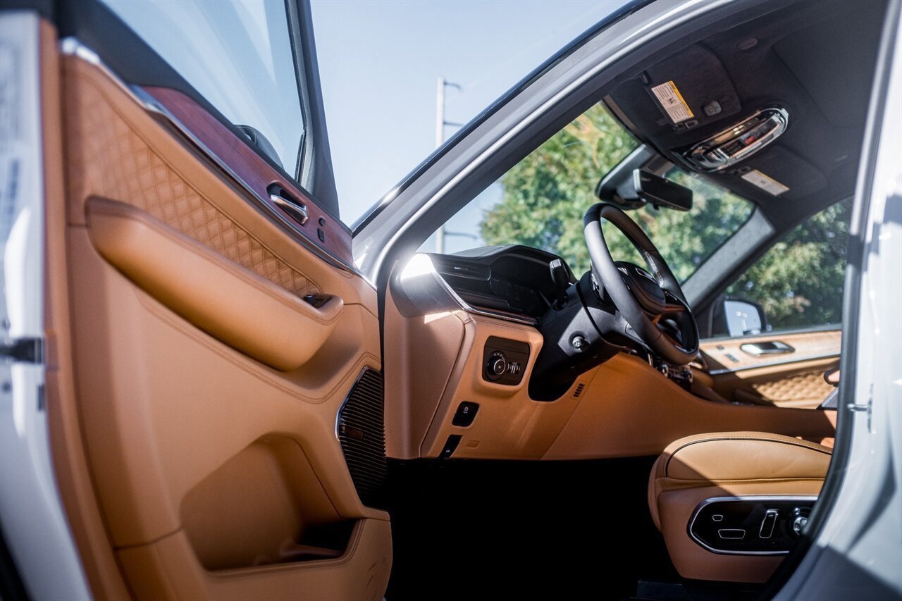 Used 2025 Jeep Grand Cherokee L Summit image 16