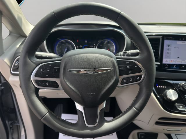 Used 2024 Chrysler Pacifica Touring-L FWD image 12