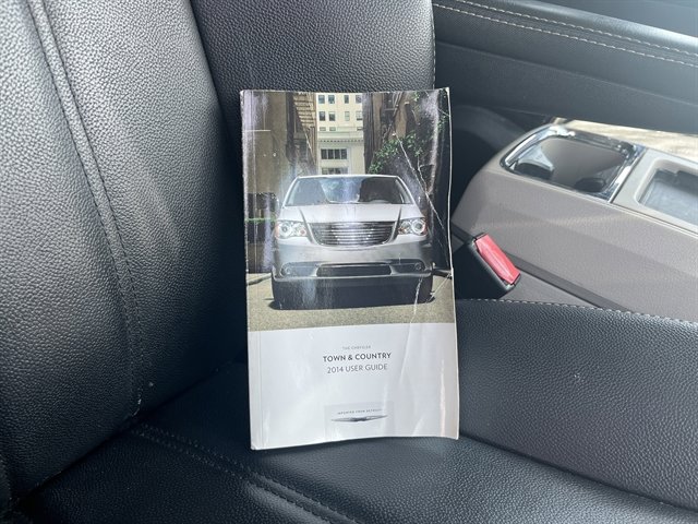 Used 2014 Chrysler Town & Country Touring FWD image 38