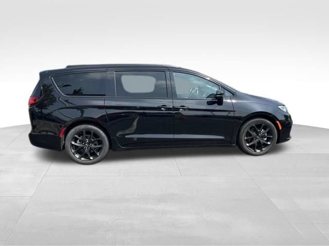 Used 2025 Chrysler Pacifica Limited FWD image 8