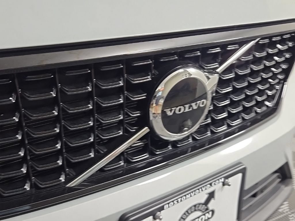 Certified 2026 Volvo XC40 B5 Plus AWD/4WD image 5