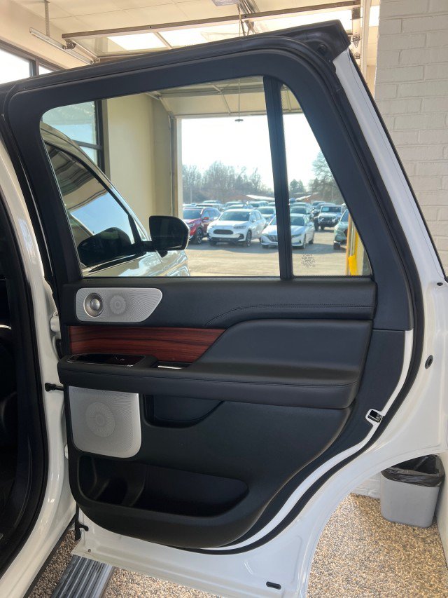 Used 2024 Lincoln Navigator Reserve AWD/4WD image 16