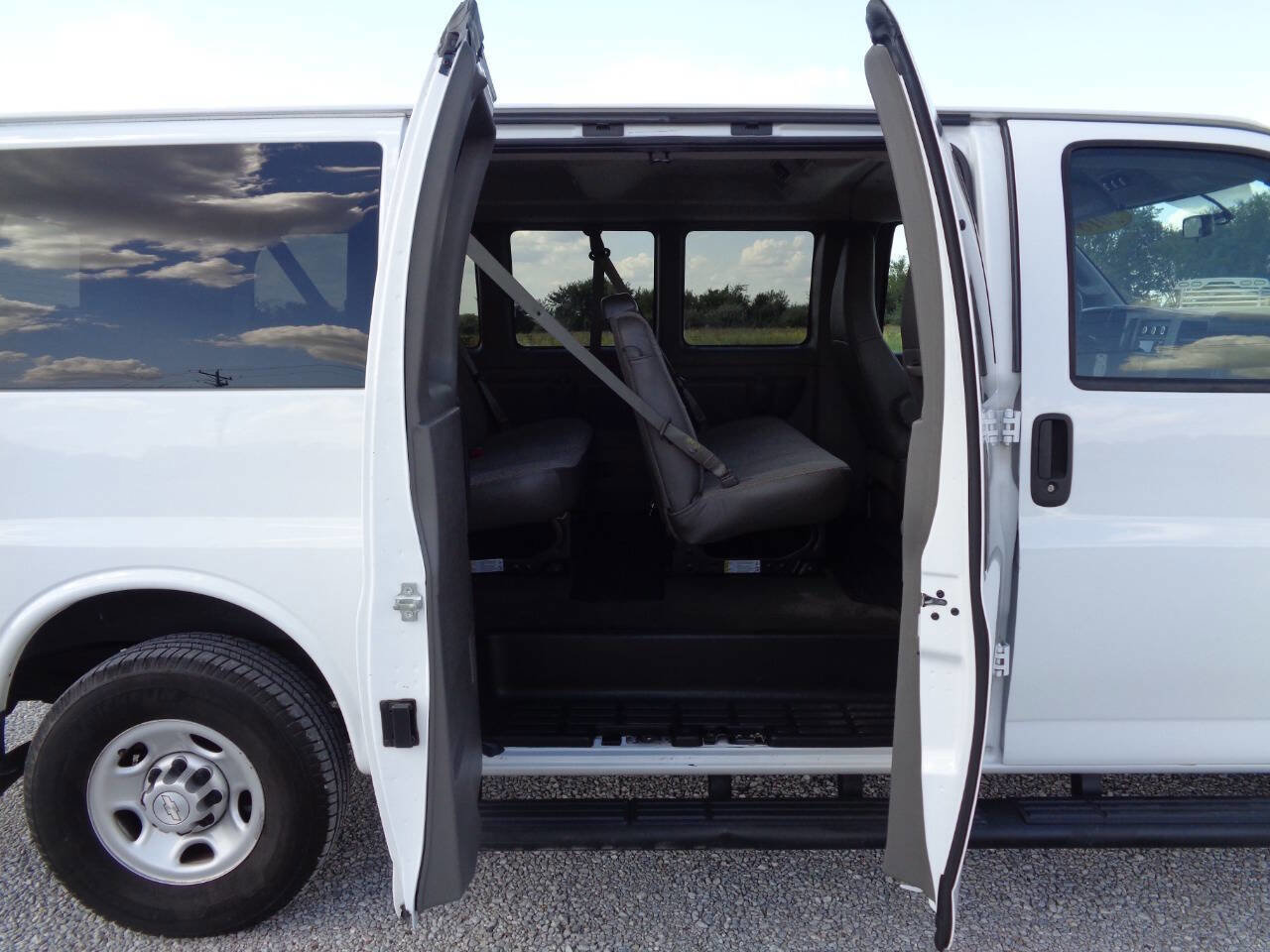 Used 2018 Chevrolet Express 3500 LS image 17