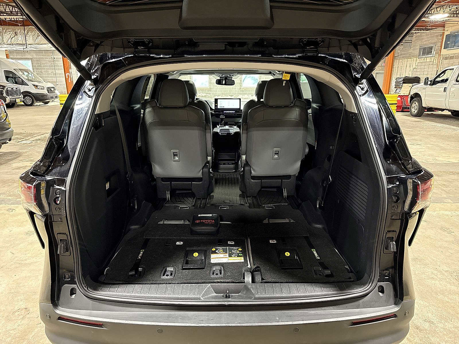 Used 2025 Toyota Sienna XLE w/ XLE Plus Package AWD/4WD image 11