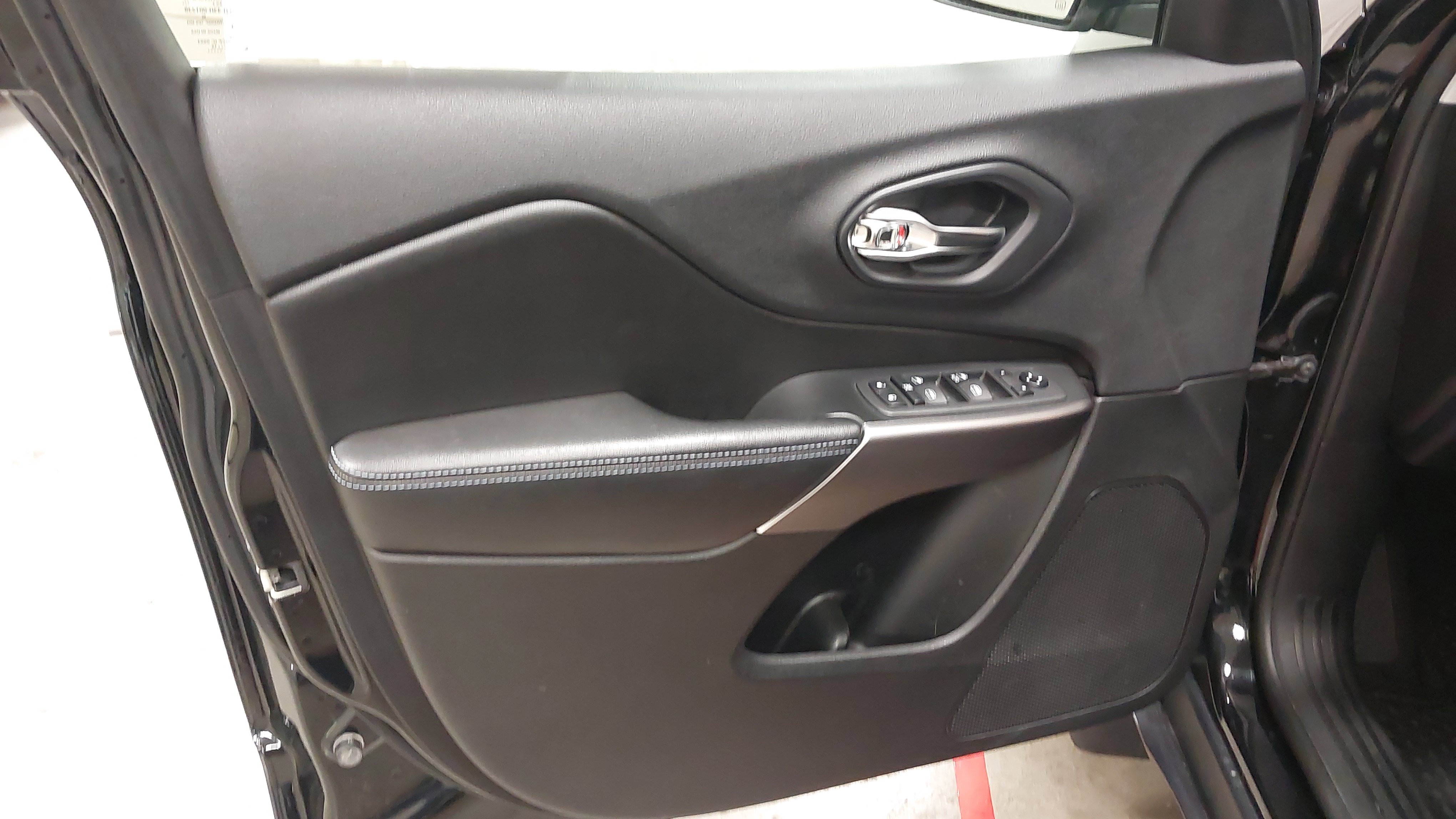 Used 2019 Jeep Cherokee Latitude w/ Cold Weather Group AWD/4WD image 24