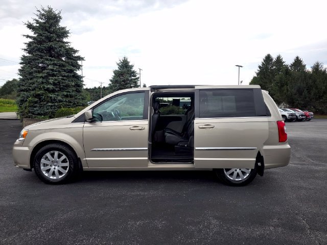 Used 2014 Chrysler Town & Country Touring FWD image 21