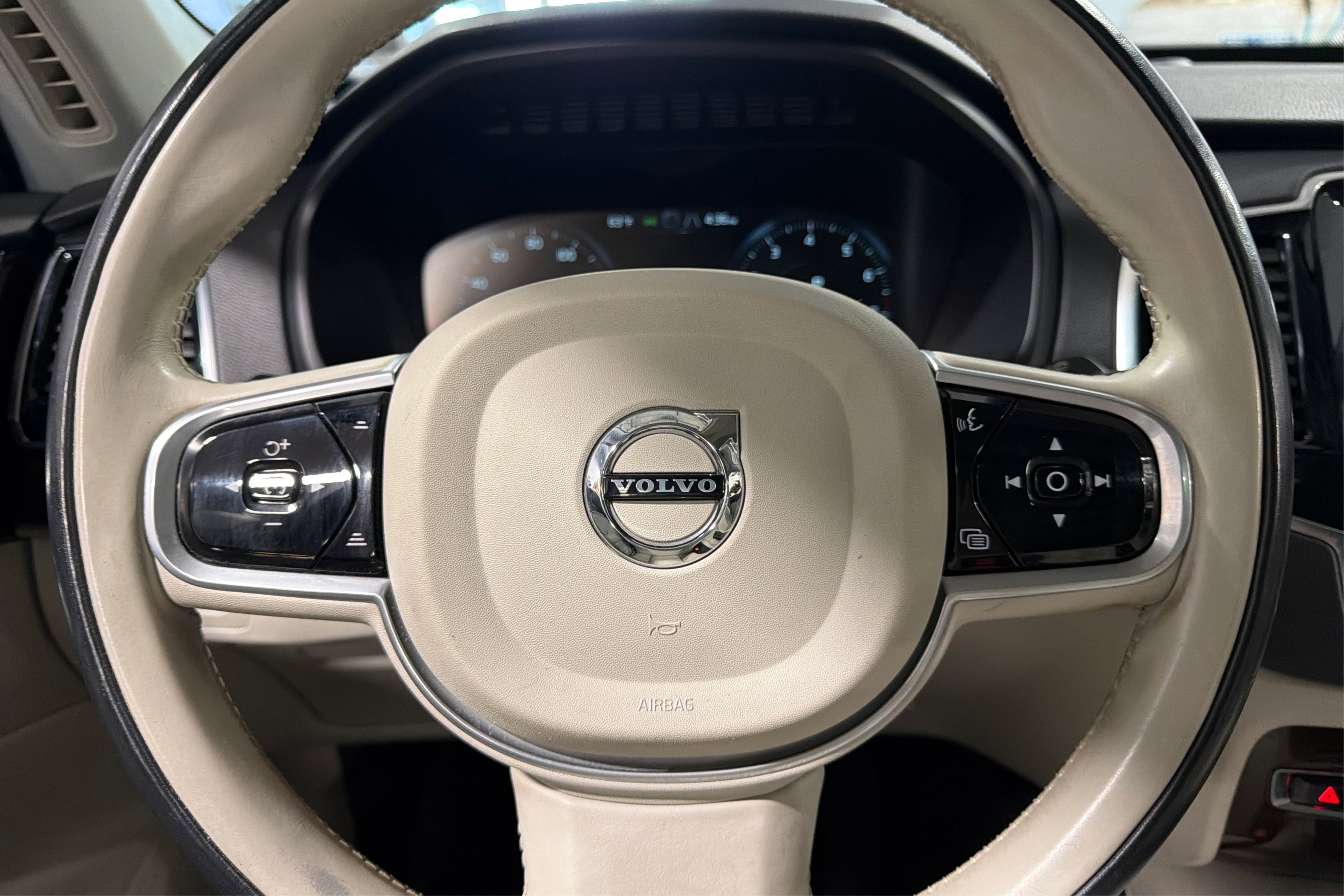 Used 2016 Volvo XC90 T6 Momentum w/ Momentum Plus Package AWD/4WD image 22