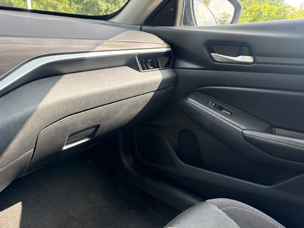 Used 2024 Nissan Altima 2.5 SV FWD image 17