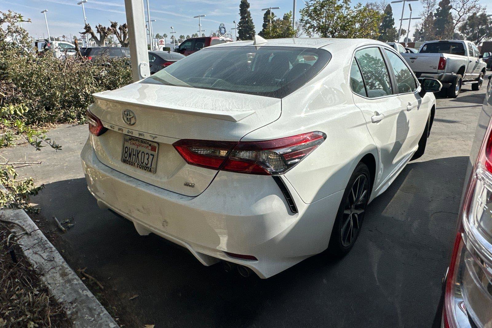 Used 2021 Toyota Camry SE image 2