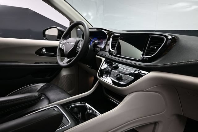 Certified 2024 Chrysler Pacifica Limited FWD image 14
