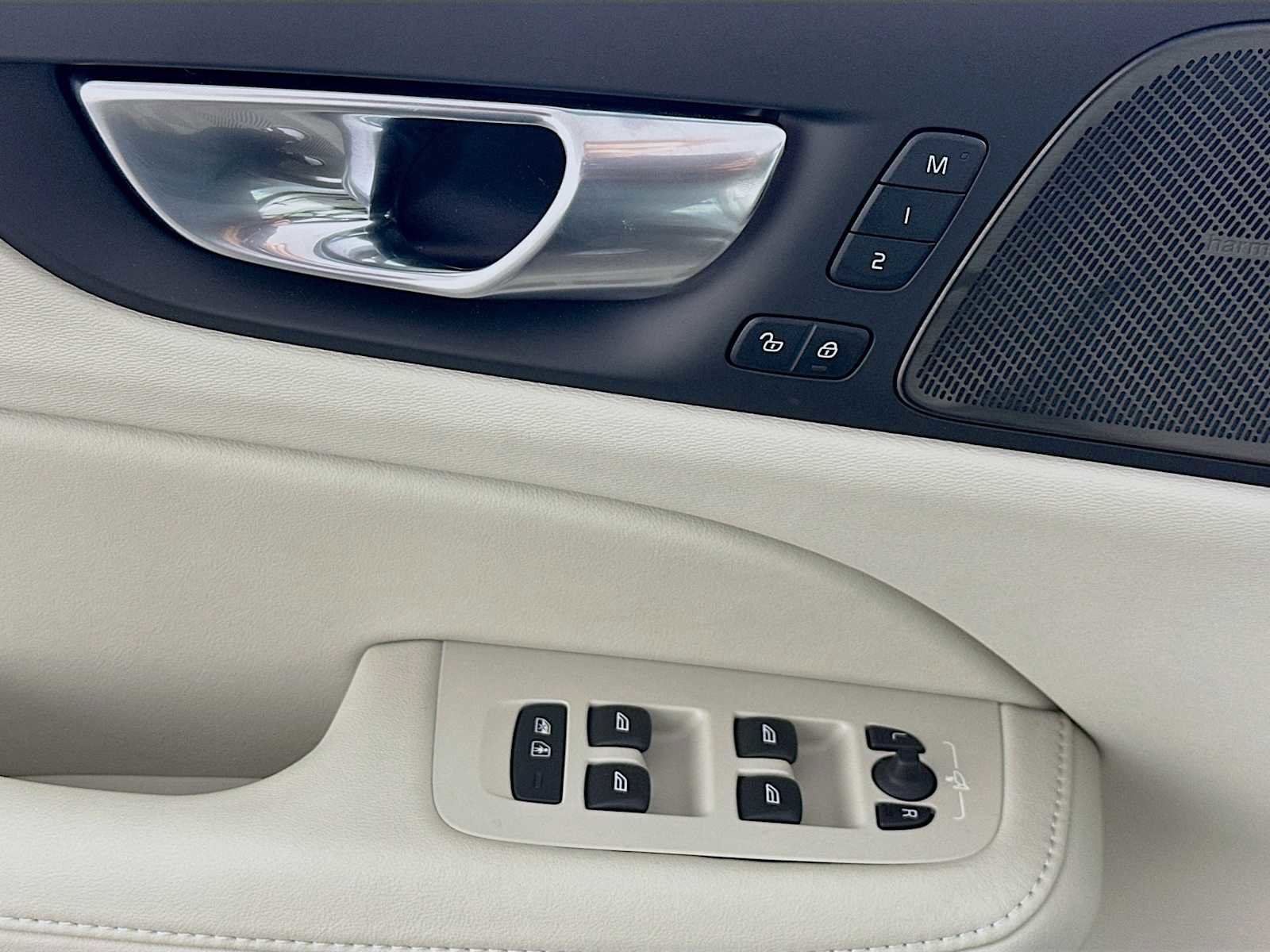 Used 2025 Volvo V60 B5 Cross Country Ultra w/ Climate Package image 16