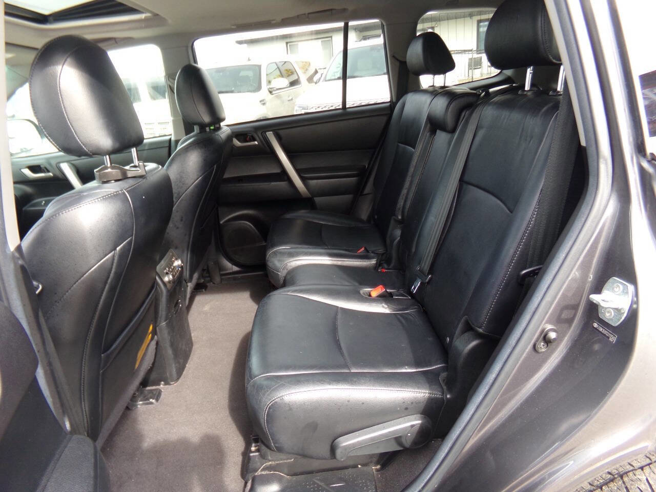 Used 2012 Toyota Highlander SE w/ Tow Pkg image 18