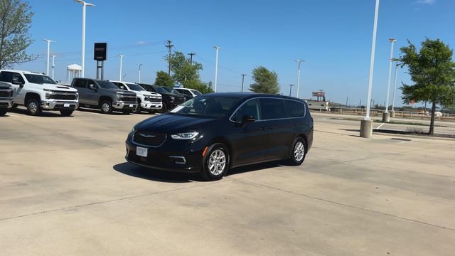 Used 2024 Chrysler Pacifica Touring-L image 4