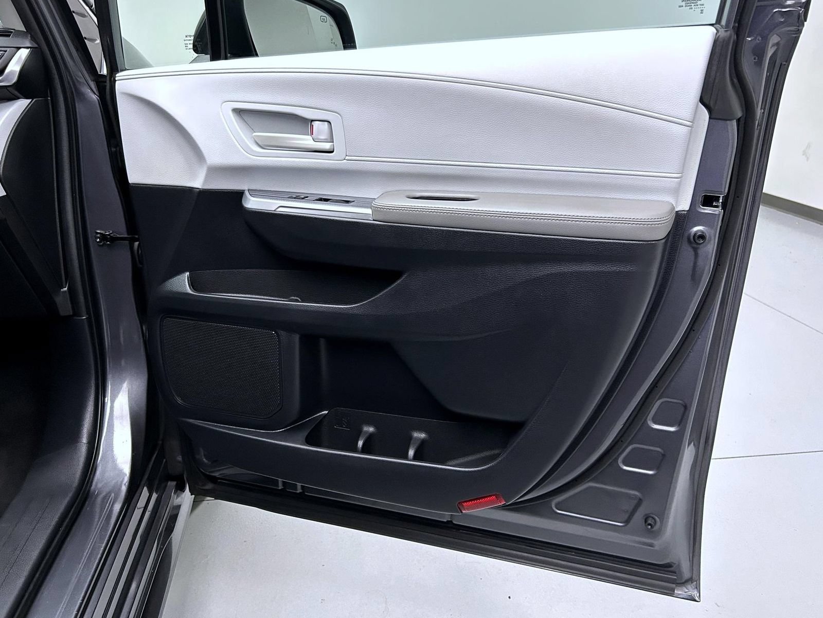 Used 2025 Toyota Sienna LE FWD image 16