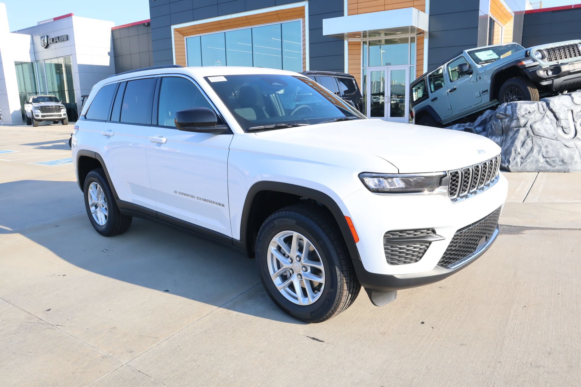 New 2026 Jeep Grand Cherokee Laredo AWD/4WD 360° Tour