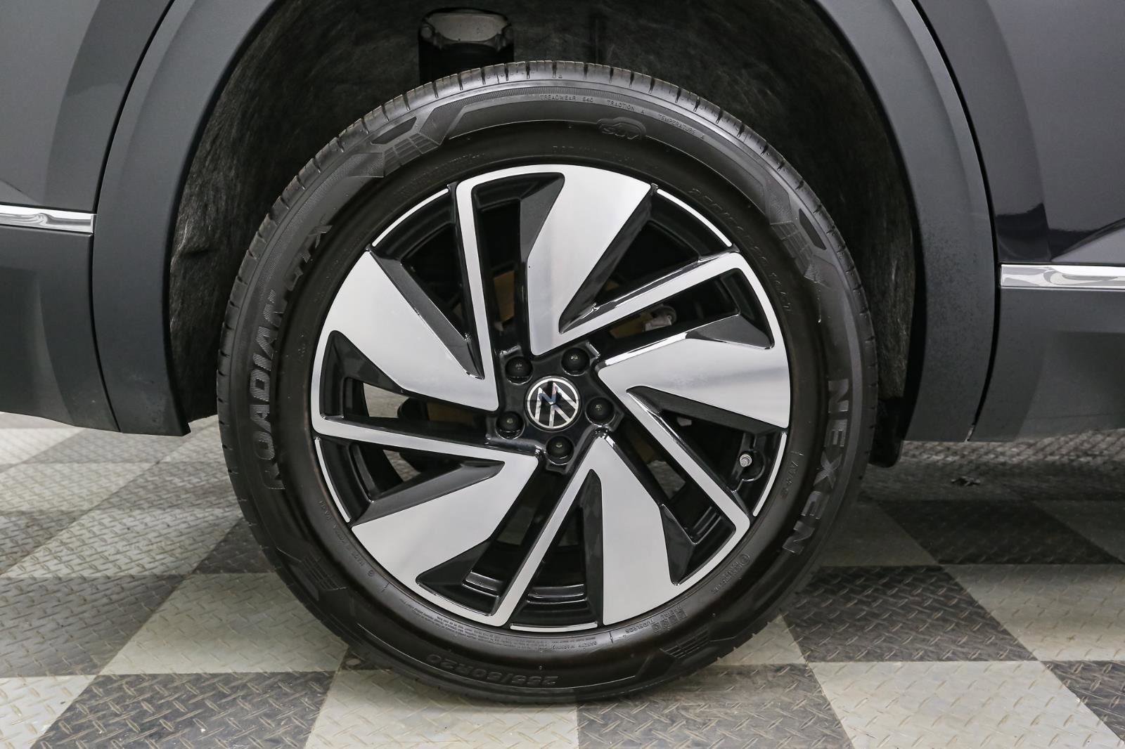 Certified 2025 Volkswagen Atlas SEL image 19