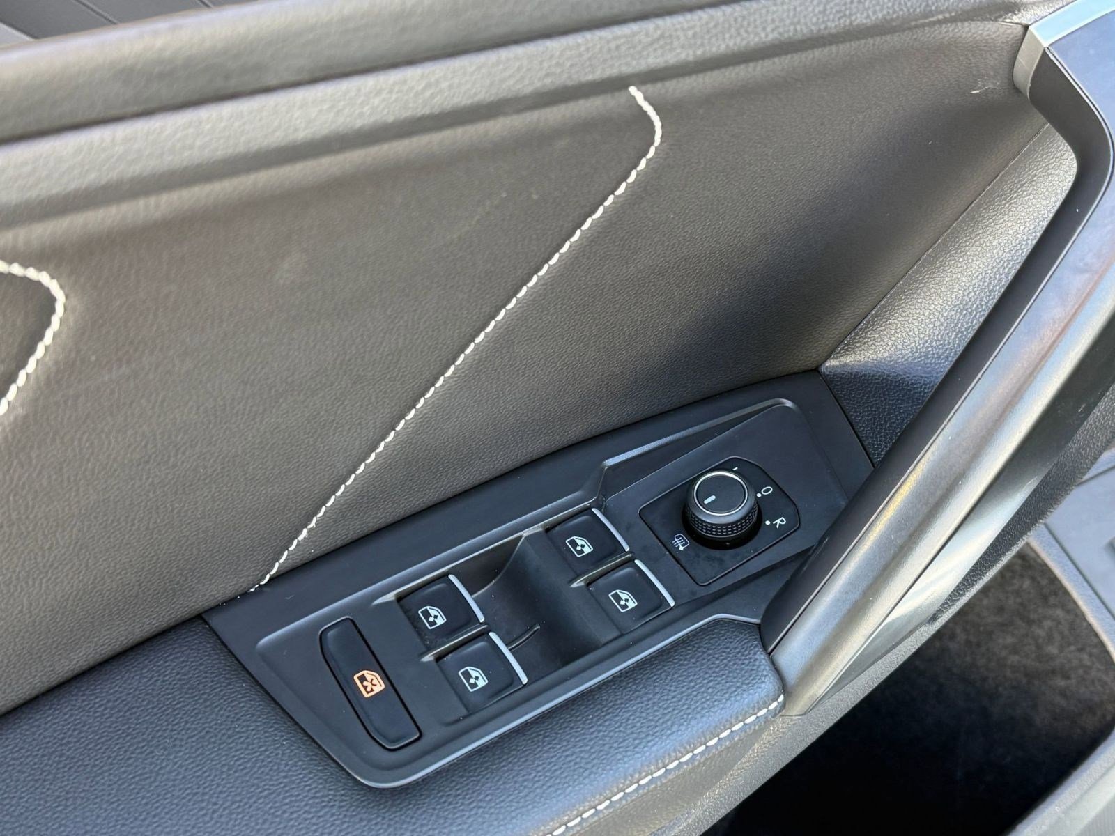 Used 2024 Volkswagen Tiguan SE w/ Panoramic Sunroof Package image 22