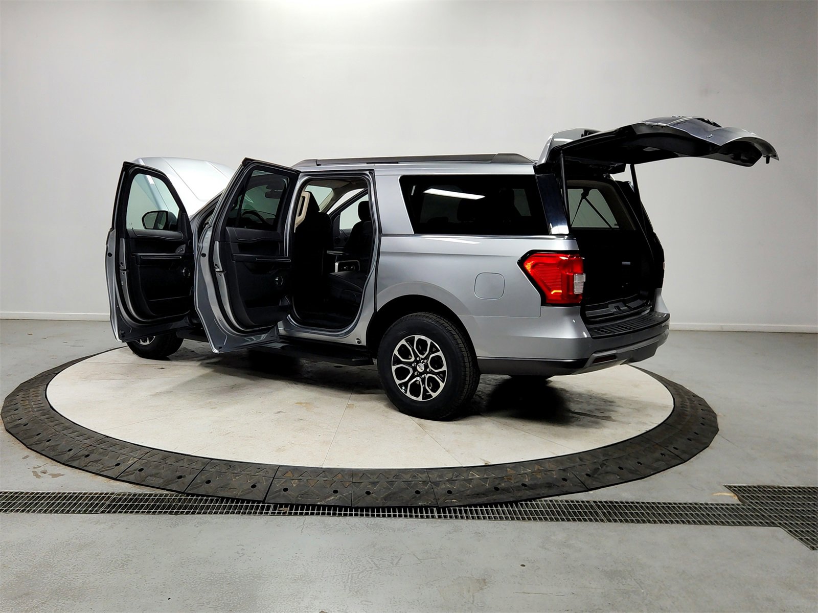 Used 2024 Ford Expedition Max XLT image 13