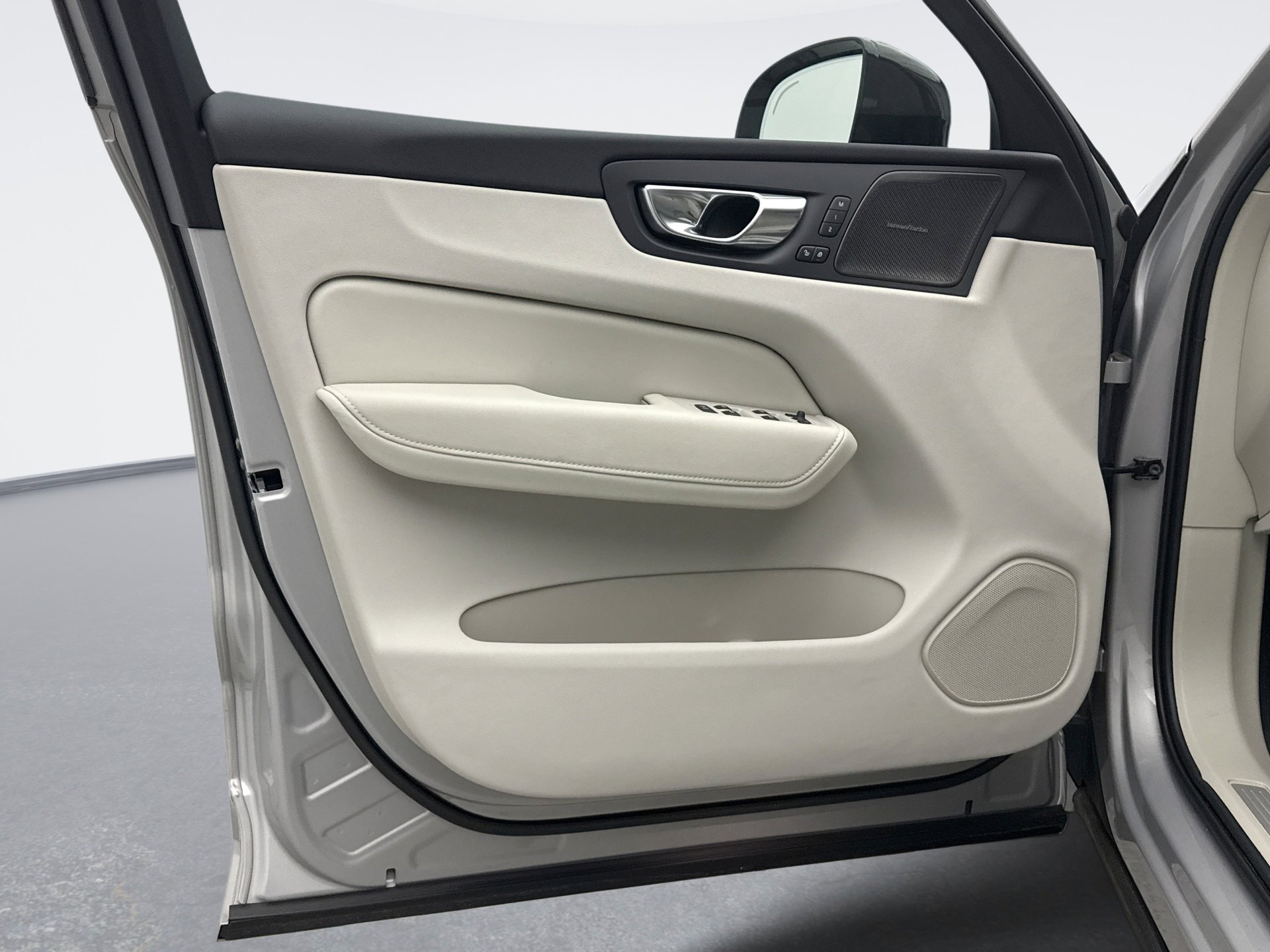 Used 2025 Volvo XC60 B5 Ultra w/ Climate Package image 9