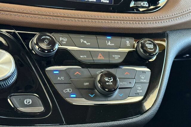 Used 2019 Chrysler Pacifica Limited w/ Advanced Safetytec Group FWD image 20