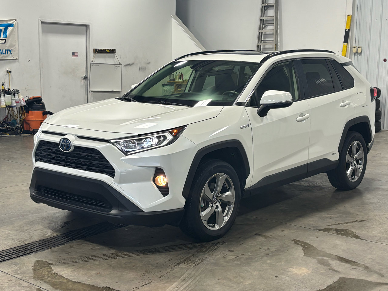 Used 2021 Toyota RAV4 XLE Premium image 9