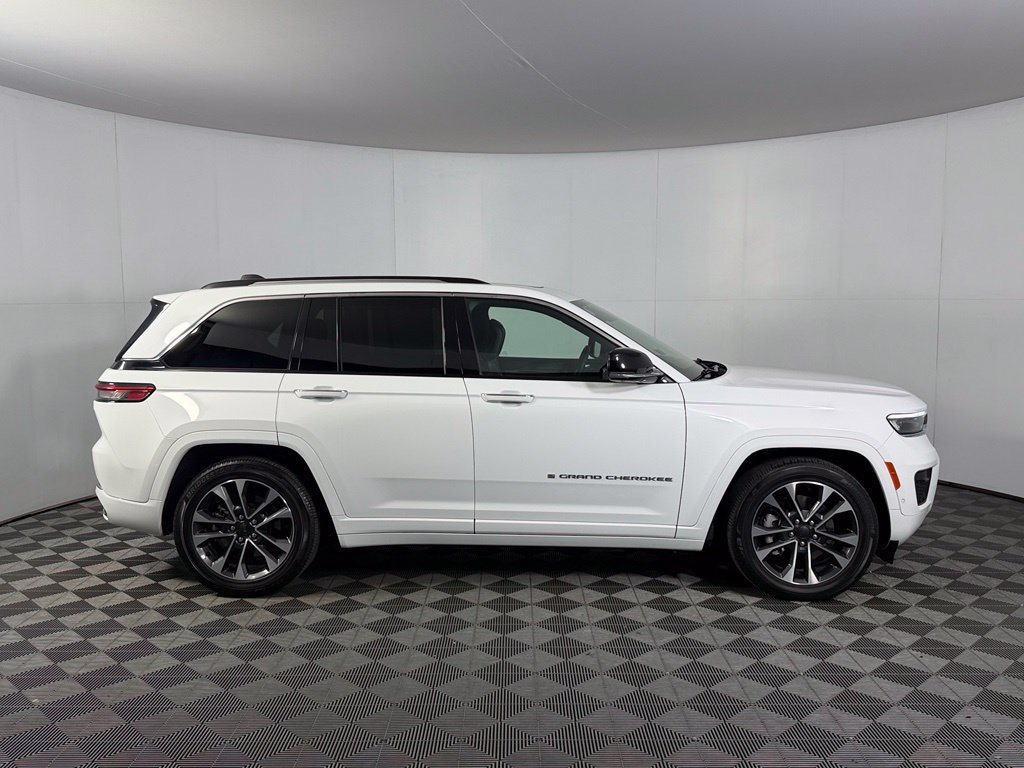 Certified 2022 Jeep Grand Cherokee Overland w/ Advanced Protech Group III AWD/4WD image 6