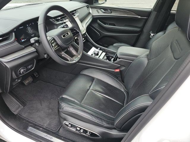 Used 2024 Jeep Grand Cherokee Overland w/ Luxury Tech Group IV AWD/4WD image 19