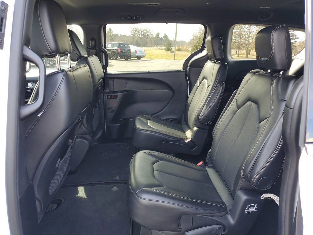 Used 2025 Chrysler Pacifica Select image 29