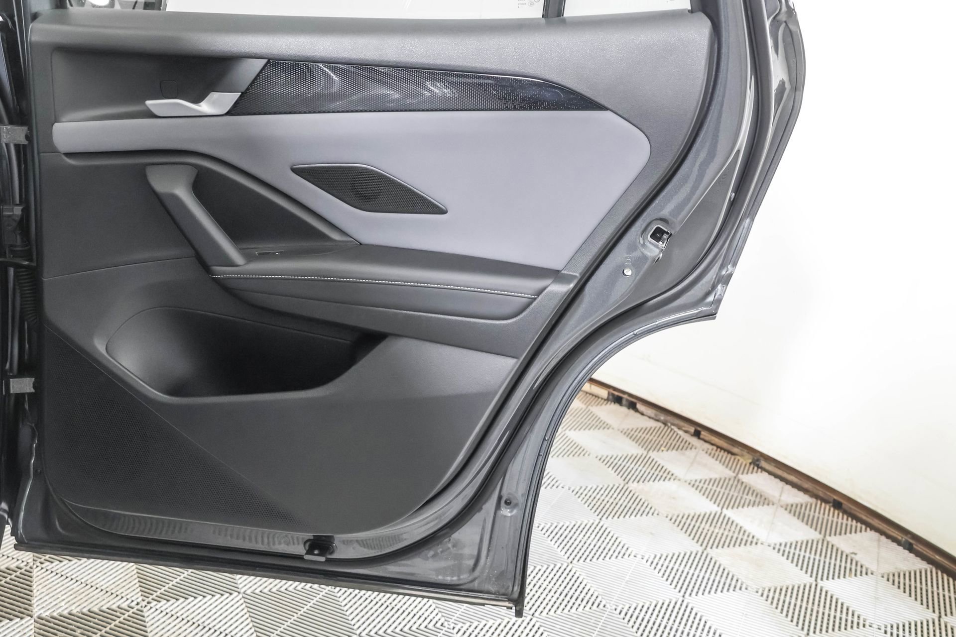 Used 2025 Volkswagen Tiguan SE w/ Panoramic Sunroof Package image 43