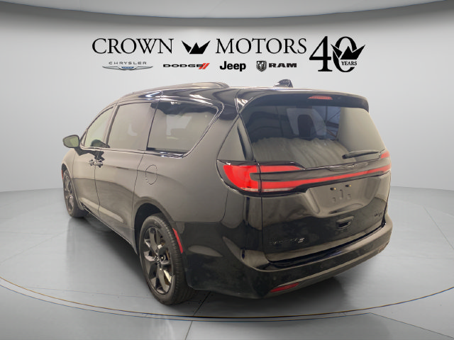 Used 2025 Chrysler Pacifica Limited AWD/4WD image 12